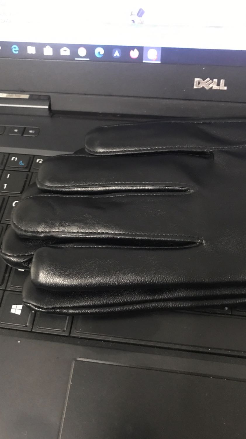 Găng tay quá chất quá đẹp luôn. Da rất mềm và co giãn rất tốt. Đeo ấm thôi rồi luôn. Lớp lông lót bên trong tạo cảm giác ấm mà rất dễ chịu. Cảm ứng điện thoại vuốt vèo vèo không phải nghĩ ngợi luôn. Hàng tốt giao nhanh đanhs giá 5 sao ủng hộ shop.