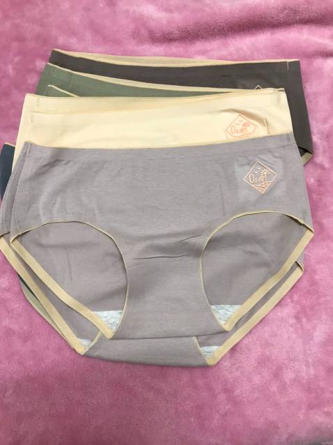 Mặc thấy vừa vặn, đúng khoảng cân nặng mà shop tư vấn. Quần có thiết kế ổn, màu sắc hài hòa, chất liệu cotton thấm hút rất tốt khiến người mặc không bị khó chịu.