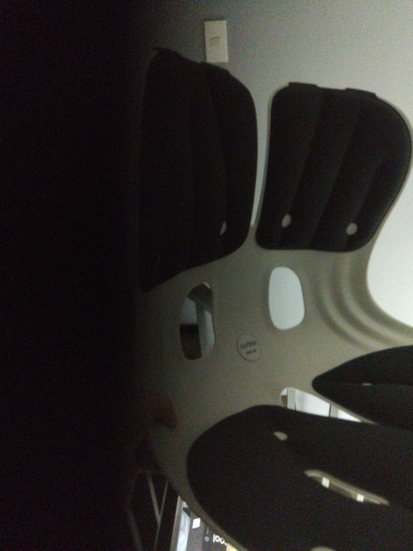 ngồi tốt, rất chắc chắn, cựa quậy dựa thoải mái vẫn không sao cả. hỗ trợ tốt cho phần lưng dưới. đặt lên đệm, giường ngồi cũng được