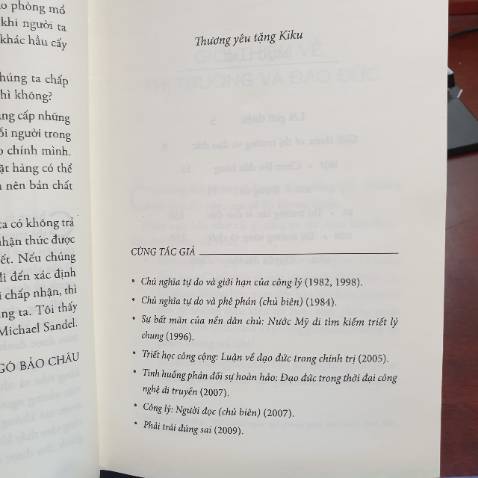 Cuốn sách nằm trong tủ sách CÁNH CỬA MỞ RỘNG - Do Giáo sư Ngô Bảo Châu và nhà văn Phan Việt tuyển chọn và giới thiệu....
Chúng ta đã trải qua hơn 3 thập kỷ tôn vinh thị trường. Theo đó Thị trường - Chứ không phải chính phủ - Chính là chìa khóa dẫn đến thịnh vượng và tự do. Tuy nhiên có vẻ như Kỷ nguyên đó đang bước vào giai đoạn cuối khi mà cuộc khủng hoảng tài chính xảy ra. Tác giả băn khoăn rằng mọi thứ có thể mua bán được. Điều đó dẫn đến 2 hiện tượng là Bất công và tham nhũng. Khi mà bất công nảy sinh sự chênh lệch giàu nghèo và dẫn đến một loạt các hệ lụy khác. Còn tham nhũng là căn nguyên làm xói mòn các giá trị của cuộc sống. Có những thương vụ làm ăn, mua bán phi đạo đức và nhân văn xuất hiện trong cơ chế thị trường. Có lẽ đây cũng là gợi ý cho những nhà lập pháp, khi mà quy định cái gì nên được mua và cấm ko được mua bằng tiền. Đồng thời càng phải xây dựng chuẩn mực đạo đức xã hội.