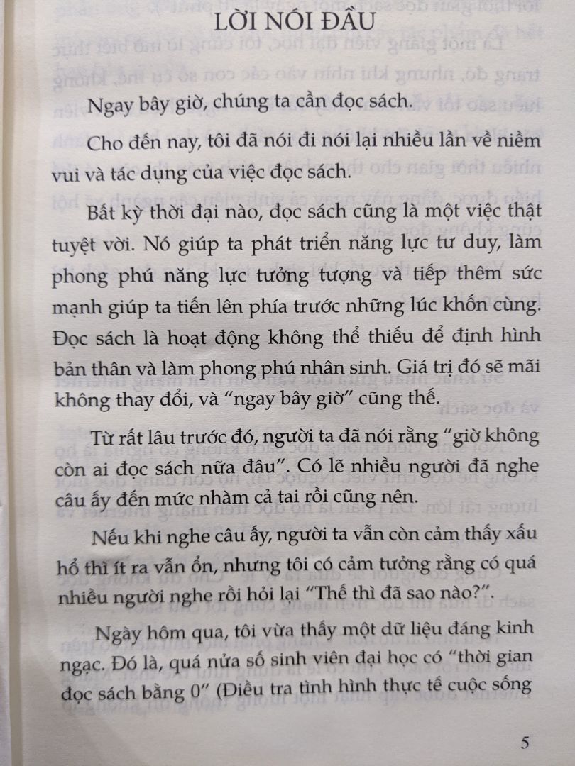 Ngẫu nhiên mua cuốn sách này sau khi lướt mắt qua "Lời mở đầu"; và không tiếc sau khi đọc xong, khá hợp với cách nghĩ của bản thân về việc đọc sách. Tác giả cũng giới thiệu nhiều cuốn sách khác xuyên suốt từng chương, độc giả có thể từ các danh sách đề cử này tìm đến những tác phẩm mới, biết đâu lại ngẫu nhiên gặp được một (vài) cuốn sách yêu thích.