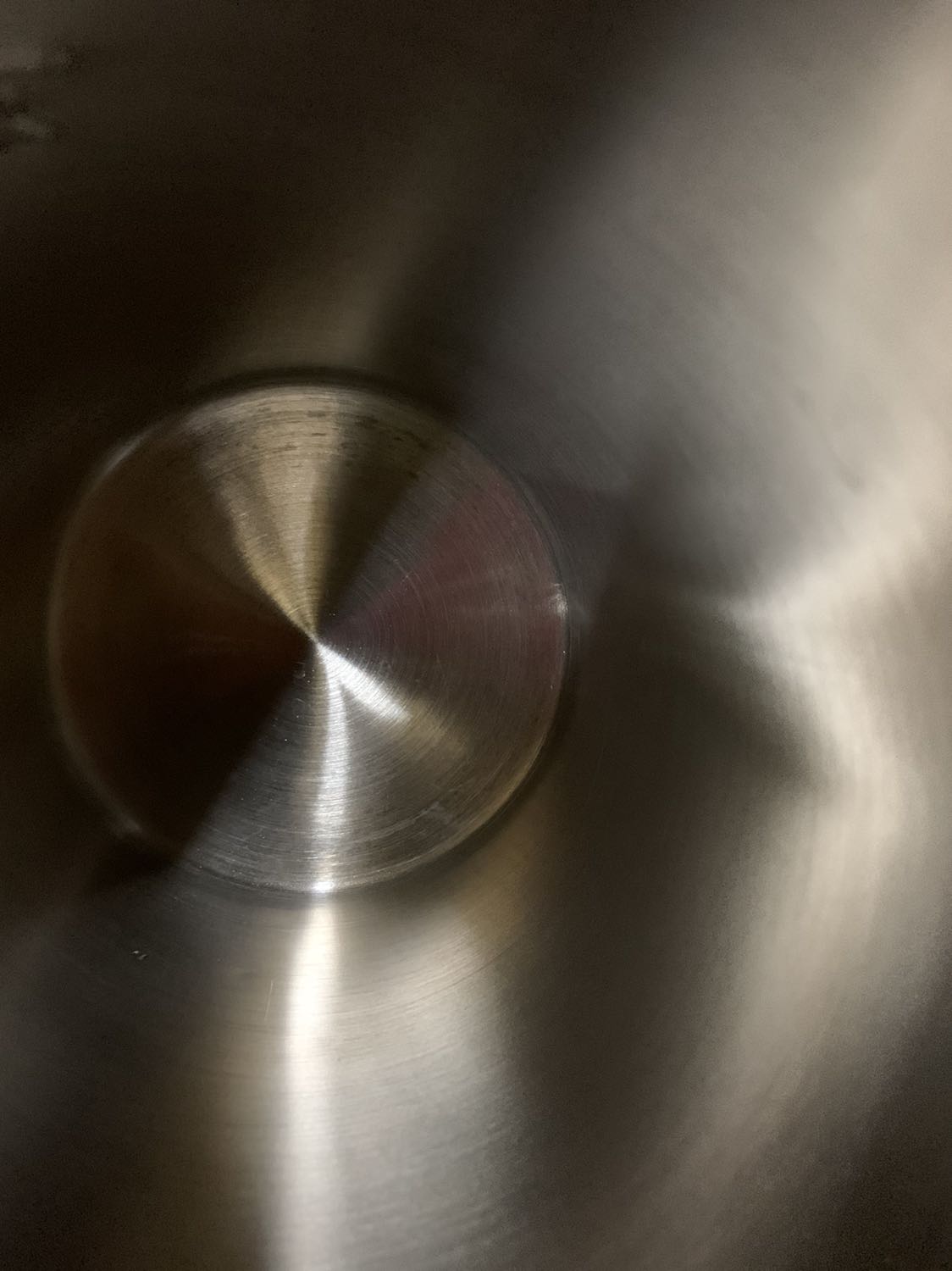 Shop đóng gói cẩn thận, giao hàng nhanh, 1 ngày tới. Bình nguyên vẹn đẹp. Bình đun tầm 4-5p sôi. Hơi rung bình khi sôi. Sau khi sử dụng đun nước thì đáy bình có vết đốm ko biết vì sao. Inox tốt ko nữa