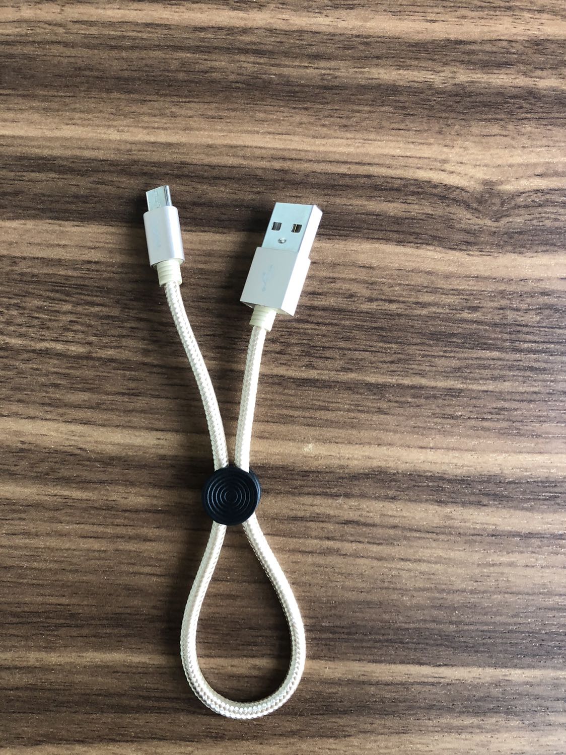 Đã sử dụng một thời gian, chất lượng dây dù tốt, dây ngắn tiện cho các sạc và dây hổ trợ sạc nhanh