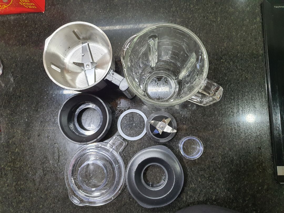 Tiki giao hàng nhanh, bọc hàng cẩn thận, hàng mới đẹp sạch sẽ. Mình đã tự kích hoạt được bảo hành điện tử chính hãng. Máy xay và cối xay chất liệu thủy tinh và inox dày dặn, sáng đẹp, chạy tốt, vận hành an toàn do phải xoay đúng khớp khóa và để nút vặn ở OFF trước khi khởi động thì máy mới chạy được. Các bộ phận nhỏ của cối xay đều tháo ra được rất tiện vệ sinh sạch sẽ. Trước khi mua thấy cối xay phụ bằng inox định tận dụng để xay thịt nhưng hóa ra nhà sản xuất khuyến cáo cối này chỉ xay hạt khô, và dao xay của cối phụ là loại bản dày và không mài sắc lẹm như dao cối to nên cũng ko xay được thịt. Nhưng dù sao công dụng chính của máy là xay sinh tố nên mình cho 5 sao về hình thức và công năng, mua được đúng đợt có mã sale còn 1.291k khá hài lòng 😄