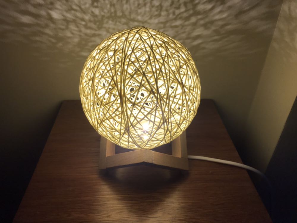 Giao nhanh, đẹp, đóng gói kỹ, ánh sáng vàng. Rất hài lòng. Vào phòng hơi tối đẹp lung linh luôn. Ths Tiki và nhà SX!