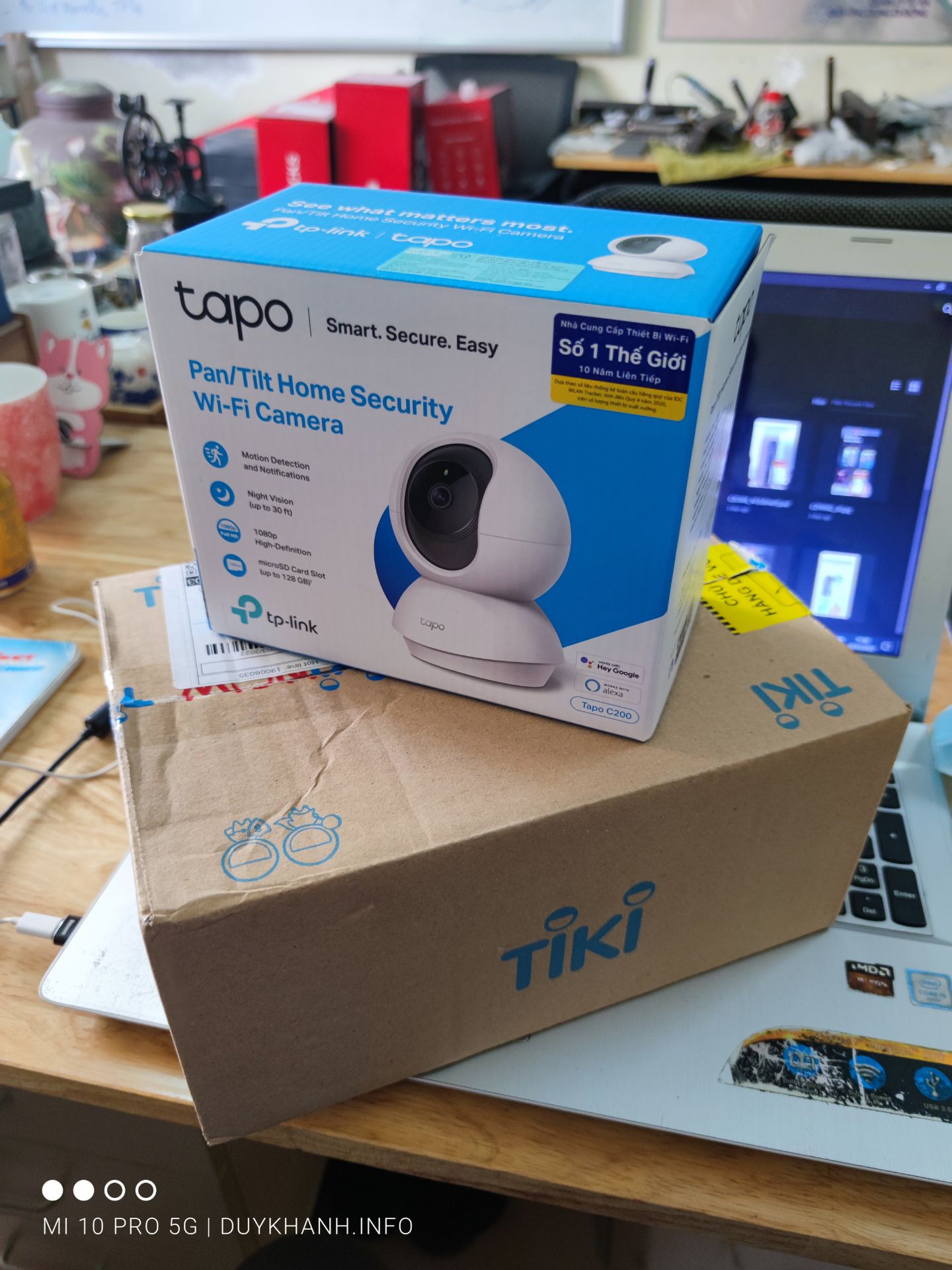 Mua cái thứ 2, vẫn rất OK. Tuy nhiên dùng sang cái thứ 2 mới phát hiện ra app Tapo có 1 cái hạn chế. Đó là mình dùng 2 cái lắp ở 2 nhà, 1 nhà chung 1 nhà riêng, tạo 2 tài khoản với nhau vì nhà riêng thì chỉ mình được quản lý thôi nên không add cả 2 cam vào tài khoản đấy được, nhà chung thì còn nhiều người khác quản lý. Mình đã dùng tính năng chia sẻ thiết bị từ tài khoản chung sang tài khoản riêng, nhưng dùng cách này thì tài khoản được chia sẻ chỉ có thể xem thôi chứ không điều khiển cam được. Hi vọng trong tương lai app sớm update để có thể cấp quyền cho các tài khoản được chia sẻ cũng có thể điều khiển cam nữa 😀