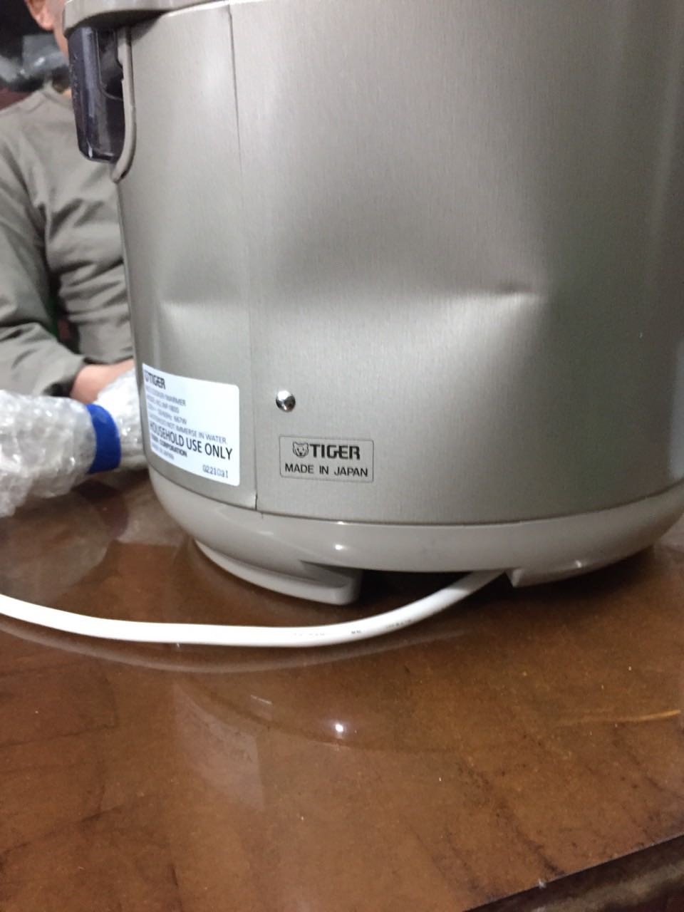 Hàng mở ra móp méo, bên trong thiếu nồi
Hộp vẫn mới nhưng chẳng hiểu sao bóc ra nồi lại móp 1 nửa như hình
Shop làm ăn thiếu uy tín