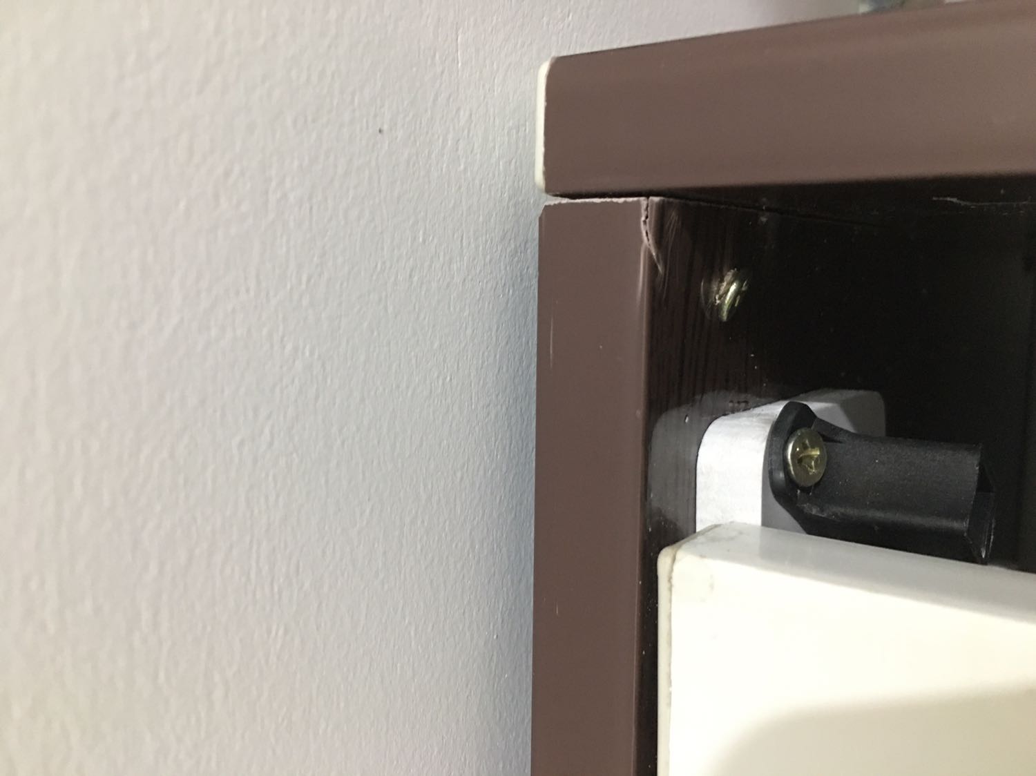 Dẫu biết rằng tiền nào của ấy nhưng với 1350k để mua 1 cái tủ giày như loại này thì quá thất vọng. 
Lắp ghép cẩu thả, nhựa cắt thừa thiếu lung tung.
Vít gắn xiên vẹo nên rất yếu ớt. Nhựa thì mỏng manh nên không thể là của Đài Loan.
Học nhỏ, không để giày người lớn được.
Sau 3 ngày cho con gái xài thì nó đã bung nắp.
Shop làm ơn đổi trả hoặc bảo hành để khách hàng còn tin tưởng.