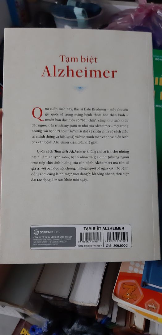 Cuốn sách này có nội dung rất phù hợp với tên gọi của nó, trình bày sơ lược về bài Tarot và cách sử dụng bộ bài. Sách mới 2022 nguyên seal cực kỳ hài lòng. Quan trọng nhất là được shop tặng cuốn sách Tạm biệt Alzheimer mà mình cực kỳ muốn mua mà giá cao quá nên vẫn chưa xuống tay. Sách tặng có hàng chục cuốn mà Saigonbook tặng đúng cuốn mình thích nhất luôn, đúng là hữu duyên thật sự. Lần đầu mua hàng của Saigonbooks trên Tiki đều hoàn hảo, sách mới và đẹp, sách tặng chất lượng, giao hàng nhanh chóng. Xứng đáng 10 điểm chất lượng. 🥰🥰🥰