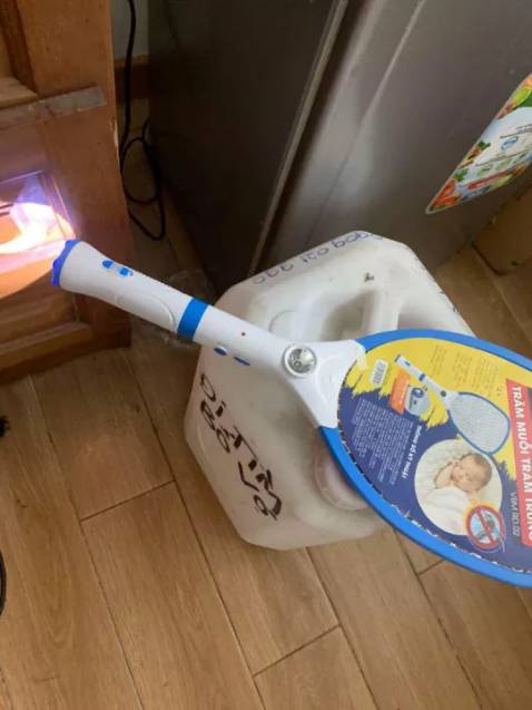 Hàng chuẩn Rạng Đông. Giá hợp túi tiền, mình mua có mã giảm giá nên rẻ, bắt muỗi nghe chét chét đã tai lắm, xài pin sạc , không biết xài bền không nhưng hiện tại thì ổn nhé