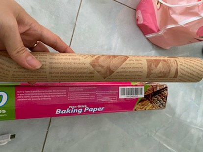 Lúc đầu tưởng giao giấy bạc. Nhìn vên trong mới biết giấy nến, màu đẹp, phù hợp trang trí món ăn bánh nướng