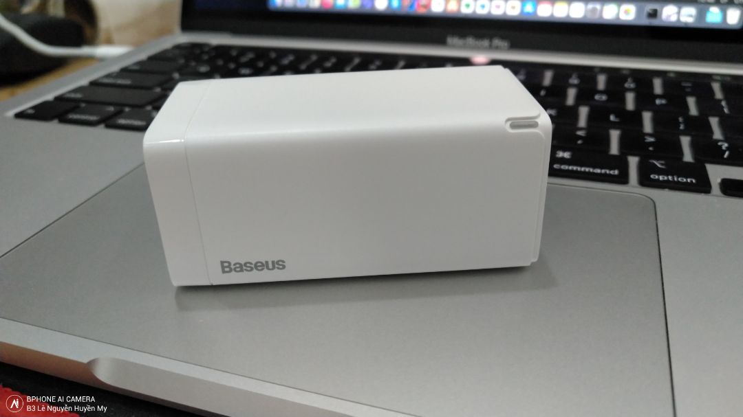 về giao hàng: Giao hàng nhanh. Nhưng lần này không thấy tiki gói hộp như các lần trước mà thay vào đó là gói túi bóng quấn keo.

về sản phẩm: nhỏ gọn, cầm chắc tay, có thử sạc cho iphone 12 mini, bphone 3, và macbook pro intel 2020, pin sạc dự phòng 20k mA tất cả đều ổn, sạc nhanh. khi sạc sờ vào chỉ hơi ấm, nhưng vẫn mát hơn cục sạc đang có.

bonus một số tấm hình.