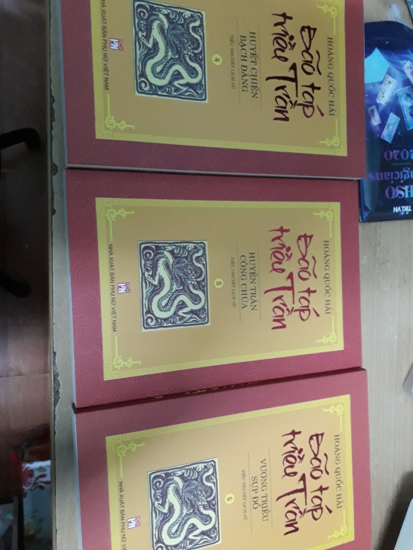 Trồi ôi sách không thể đẹp hơn luôn ấy ạ, giao hàng lại cực nhanh. Tối qua vừa đặt sáng nay đã có luôn rồi. Mình thích sử nên có bộ này như có rương báu ấy. Cái hộp lại xịn không thể nói. 500k quá hời vì mik thấy cạnh hộp ghi giá là 750k.