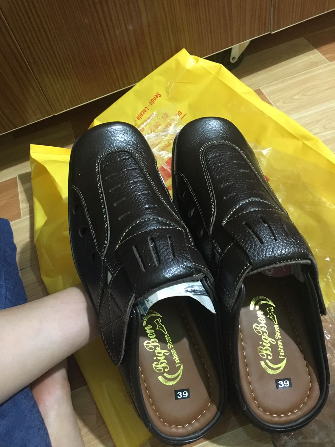Mua nhiều lần mà lần nào cũng ưng cái bụng hết. Da mềm và bóng. Ba mẹ mình rất thích. Hỗ trợ đổi trả size mà ko phiền hà câu nào hết. Giao cũng nhanh nữa. Giày da là mình chỉ tin mua ở đây. Giá hợp lý mà bền. Mua nhiều lần mà lần nào cũng ưng cái bụng hết. Da mềm và bóng. Ba mẹ mình rất thích. Hỗ trợ đổi trả size mà ko phiền hà câu nào hết. Giao cũng nhanh nữa. Giày da là mình chỉ tin mua ở đây. Giá hợp lý mà bền.