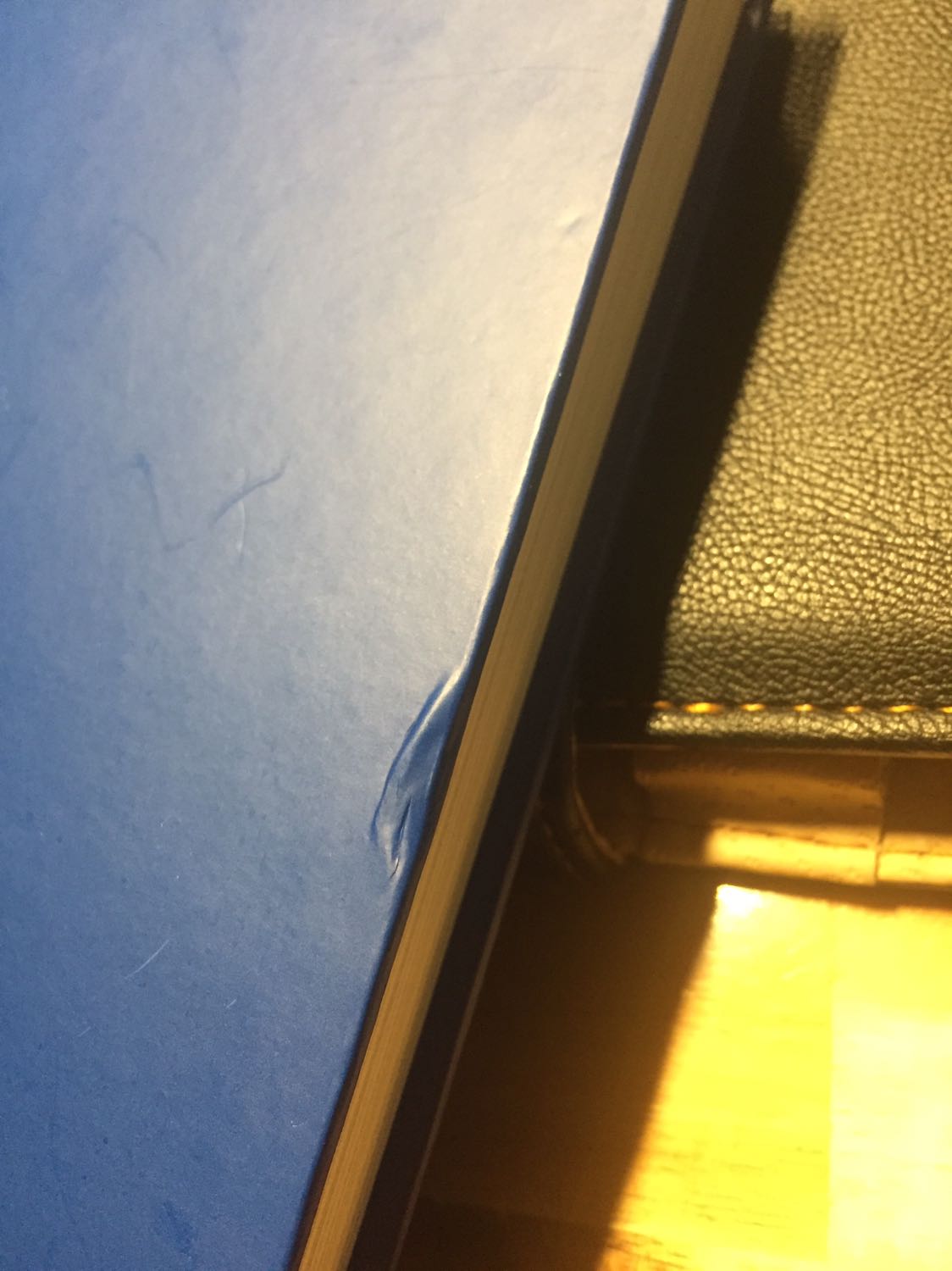 Giao sách ẩu để móp bìa sách, đây là lần thứ 3 sách nhận bị móp, nhưng hai lần trước mình thông cảm, lần này mới nói. Người thích đọc sách thì ngoài nội dung ra hình thức quyển sách cũng rất quan trọng, mong tiki kĩ hơn trong khâu giao hàng.