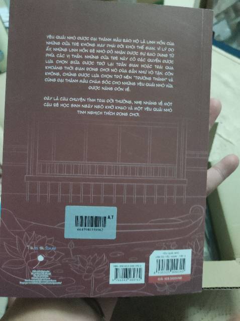 Nội dung hay nét vẽ xinh xỉu ảnh bìa cũng đẹp nữa nhìn mát mắt mà bookmark bị cong tý xíu buồn nhiều chút 😞