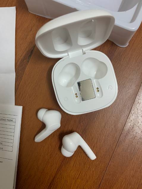 Tai nghe hàng chất lượng tốt, nhiều bass, nghe êm, trầm, pin dùng lâu,  Kết nối Bluetooth tốt, thử đi lòng vòng trong nhà không vấn đề gì