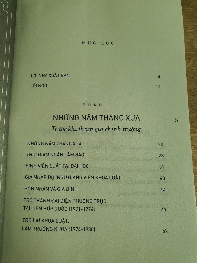Sách hay. Tuy là hồi ký nhưng tác giả không đi sâu vào nhưng câu chuyện quá cá nhân mà tập trung vào những giá trị, kinh nghiệm mà ông từng trải. S Jayakumar xứng đáng là một chính trị gia, học giả lỗi lạc. Sách cũng thích hợp cho các độc giả đang tìm hiểu nền chính trị Singapore. Gấp quyển sách lại, bạn sẽ hiểu phần nào lý do tại sao đảo quốc non trẻ này thành công đến vậy.