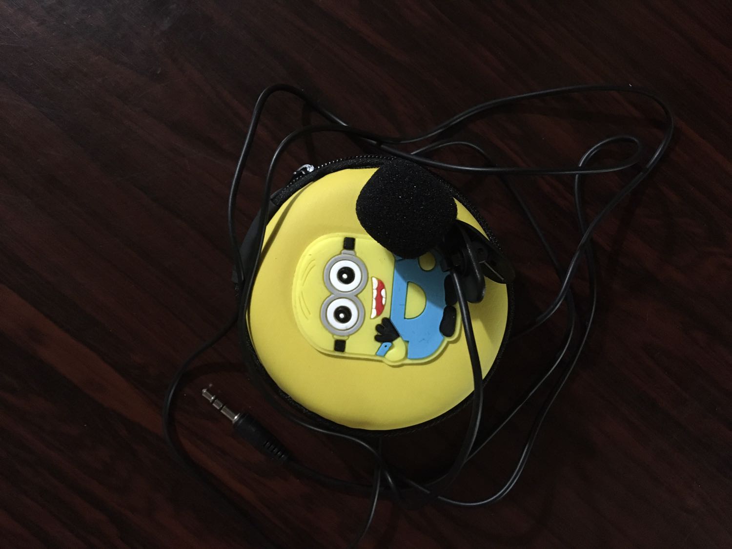 Hơi bất ngờ với hộp đựng Minion :) dây 1m vừa đủ ngồi thu âm tại bàn, không thích hợp quay phỏng vấn. Chất âm tạm ổn!