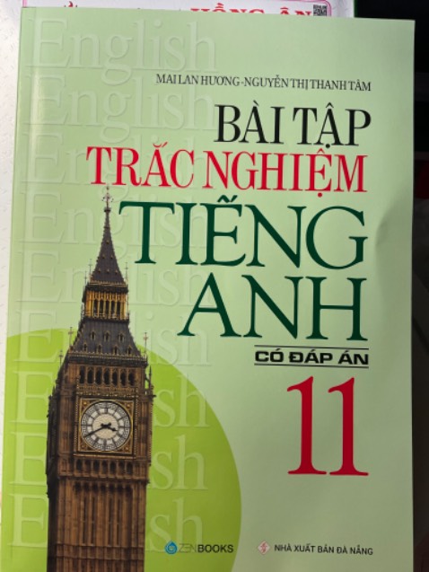 Sách được gói khá kĩ, mình bóc hơi mạnh tay nên nhìn hơi cong xíu