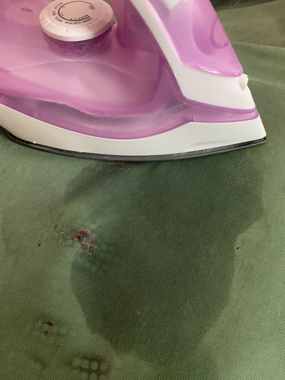 Bàn ủi chảy nước ra quá nhiều, tôi muốn đổi lại cái khác