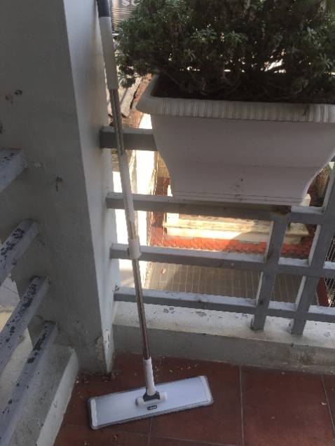 Lau nhà sạch, tay cầm chắc chắn mà nhẹ. Di chuyển linh hoạt, có thể kéo dài đến hơn 1m, rút gọn vào còn khoảng 50cm.