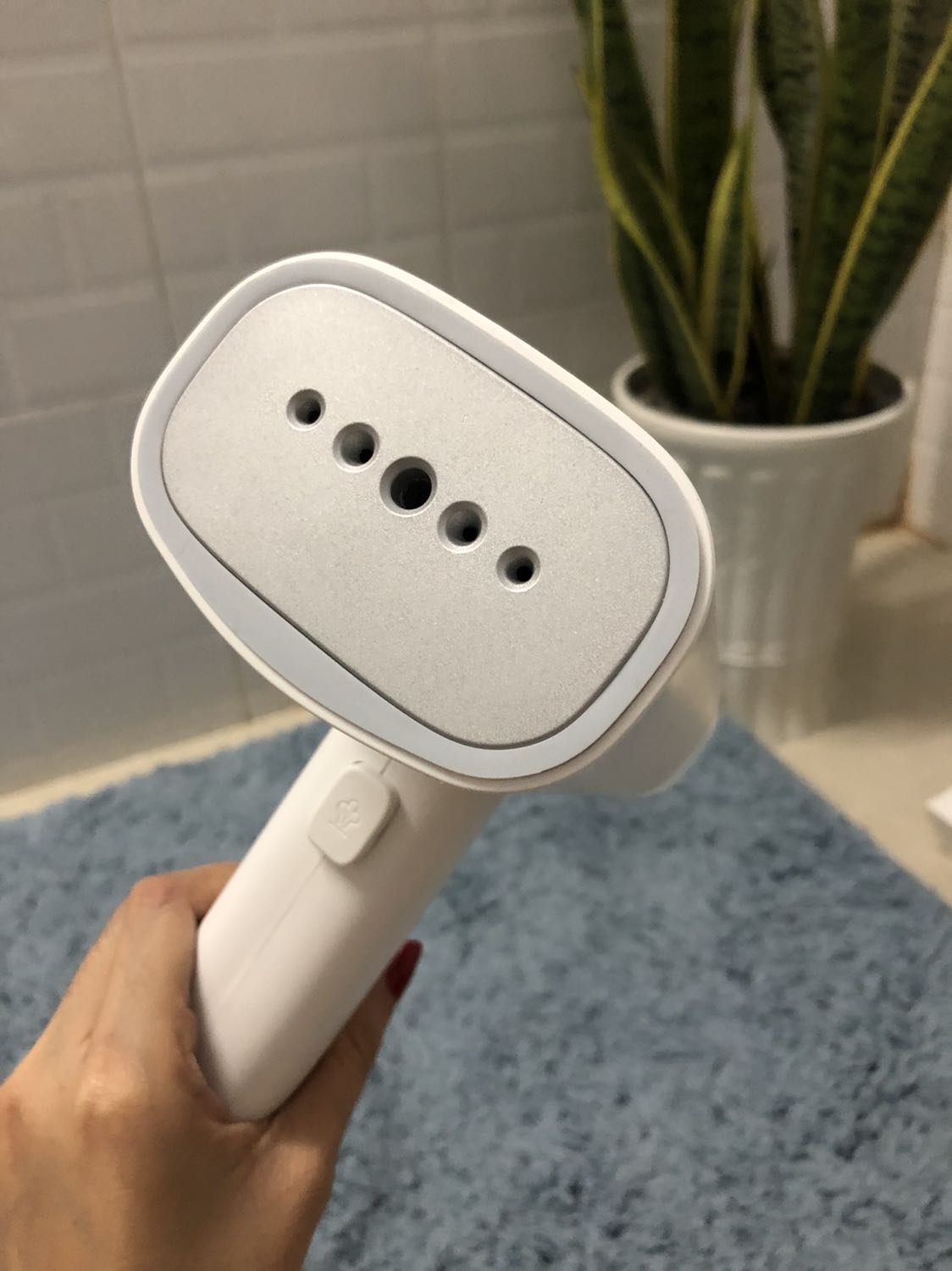 Mua về 3 ngày rồi mình mới có tg thử sp. 
- Ủi Ko thẳng được đồ, chỉ đồ mỏng thì tạm ổn.
- Cảm nhận mình thì công suất thấp chứ ko cao như đã giới thiệu
- Cầm nặng mỗi tay, lượng nước thì ít 
- Mẫu mã thì đẹp nhìn sang, ủi cứ phải lấy ngón tay nhấn giữ mãi thì quá mệt mỏi
- Chui cấm 3 chấu nên cần mua đầu đổi nha