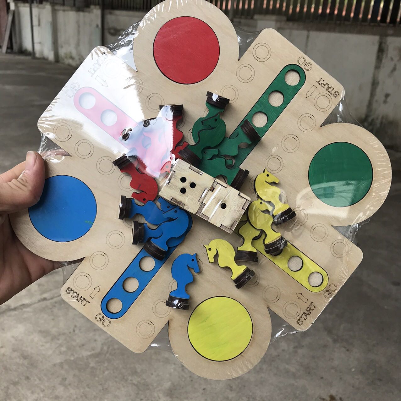 Bộ cờ cá ngựa bằng gỗ này của Benrikids hay ghê í, chất gỗ sờ rất mịn tay, mình thấy sản phẩm được chau chuốt rất tỉ mỉ, nhận được hàng phải chụp ảnh đánh giá ngay, shop bọc sản phẩm đẹp, cẩn thận. Khi nào shop có bộ to hơn, nhất định mình sẽ ủng hộ tiếp. Thanks shop ạ.