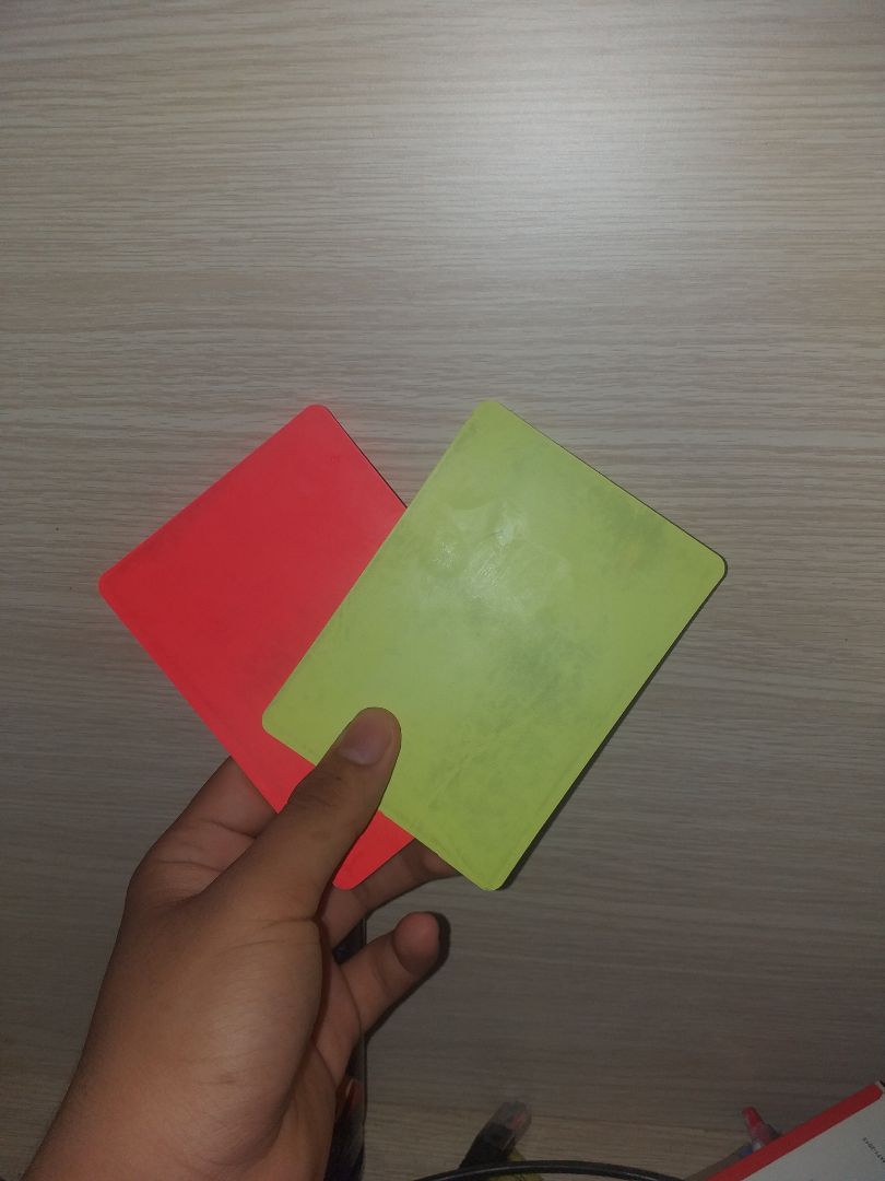 không hài lòng về thẻ này vì lí do đằng sau thẻ có dính màu đen của bao da , không hài về màu sắc của thẻ , thẻ vàng thì nó có chút rẻ xanh lá cây , còn thẻ đỏ thì có chút rẻ sang màu hồng . nhưng tôi cũng nhận vì trận đấu đang chuẩn bị diễn ra .