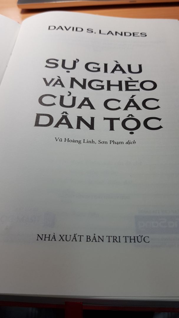 Có lẽ mình là người đầu tiên nhận xét cuốn này.
Cảm xúc đầu là nó quá đẹp, đẹp hơn trong hình nhiều
Bởi vậy mua gì thì mua chứ mua sách là phải sang Tiki, đóng gói 2 3 lớp cẩn thận, bọc kiếng bọc mủ các kiểu con đà điểu nói chung là bơ phẹt :))) a shiper chờ mình công việc nửa tiếng mà vẫn cảm ơn, bởi vậy mới thấy Tiki training nhân viên tốt thế nào!!!
Về nội dung thì khỏi bàn luôn nha, mới đọc chương giới thiệu thôi là thấy best lắm rồi, ai muốn hiểu kinh tế, cách nó vận hành, tư duy giàu nghèo và pha 1 chút lịch sử và địa lý thì cuốn này là lựa chọn số 1 nha! 
Cuốn này mình nghĩ dành cho những bạn 8X, 9X như mình có tham vọng, chí lớn biến VN sánh ngang cường quốc năm châu, kiến xây VN tốt đẹp hơn, chứ mấy bạn ẻo lả an phận thì khó mà đọc, sẽ rất nản đó nha!. Nói chung là quá best!!!