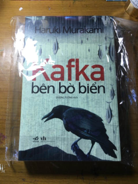 Sách giao nhanh, đặt ngày 16 qua sáng ngày 17 đã nhận đc hàng. Sách mới tinh, ko bị xong góc hay trầy xước. Xứng đáng 5sao về khâu vận chuyển. Đây là quyển đầu tiên mình đọc của tác giả Murakami, nghe danh đã lâu nên cũng tò mò đọc thử.( khi đọc xong mình sẽ ghi cảm nhận nhé) 💖😆