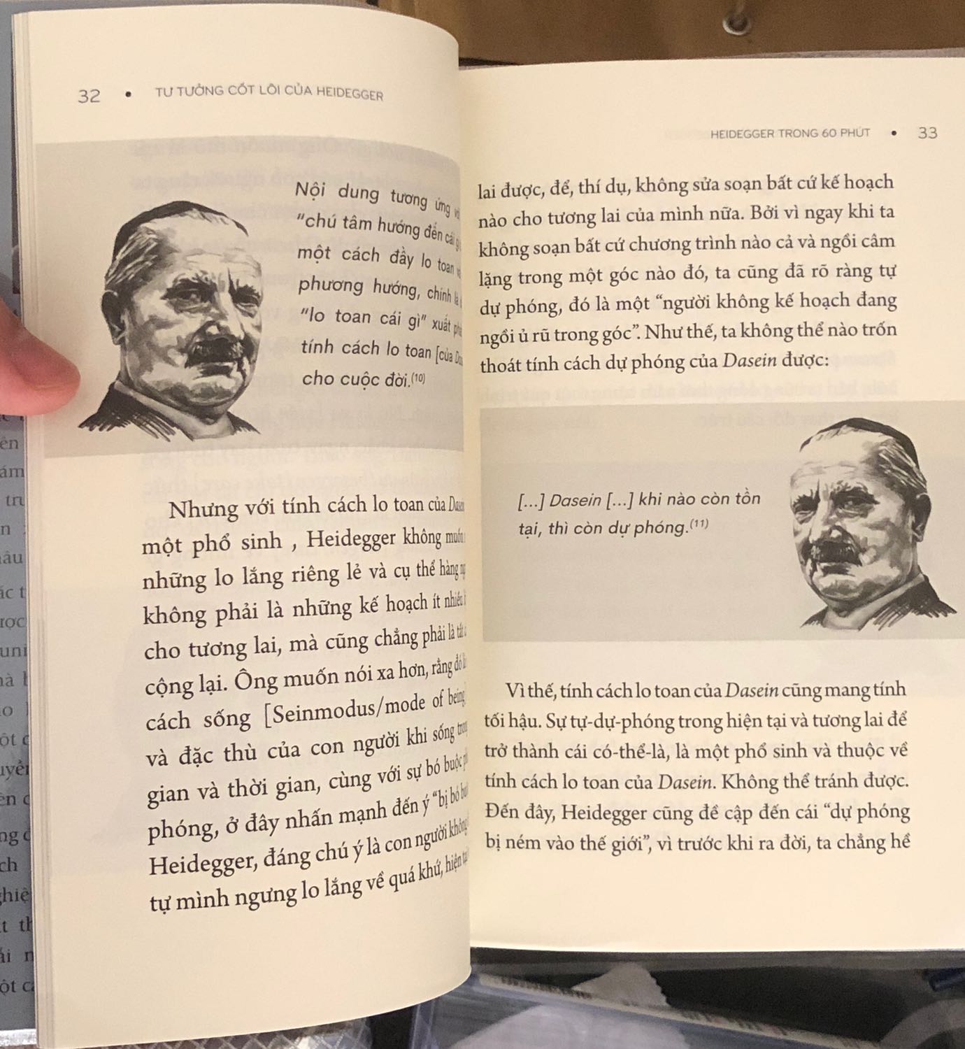 Sách đẹp, giấy in mịn màng, hình ảnh sắc nét. 
HEIDEGGER diễn tả cuộc sống của nhân thế như một thử thách. Cuộc đời không tự bình lặng trôi qua, mà nó cần những sự quyết định liên tục. Trong quá trình ấy, ta có thể bị lạc hướng ý nghĩa đời sống và để Dasein (hiện thể người - con người) của mình rơi vào sự không đích thực. Làm sao ta có thể nhận ra được cách sống nào thích hợp với mình? Làm sao ta có thể tìm ra được những gì xác định đời mình? Câu trả lời của HEIDEGGER thật hết sức hấp dẫn.