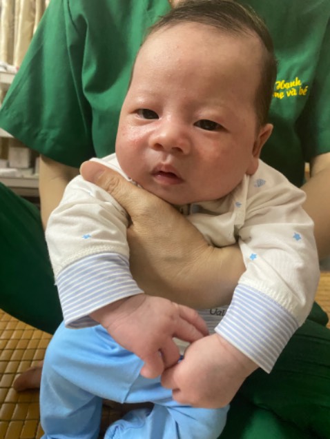 Thật sư không hối hận khi mua trọn bộ 3 quyển sách, dù ai k cho con theo easy vẫn lên mua vì có rất nhiều kiến thức bổ ích trong việc nuôi dạy trẻ sơ sinh. Con mình hiện h đã được 1 tháng 18 ngày và kiến thức trong sách đã giúp mình rất nhiều trong việc chuẩn bị tâm lý khi nắm bắt được hành vi của con từ đó quan sát và điều chỉnh kịp thời. 1 trong những điều mà mình thấy quan trọng nhất của việc nuôi con và rèn con tự ngủ và rèn con ăn. Học và đọc thật nhiều giúp mình không hề bị stress khi nuôi con. Mình rất cảm ơn các tác giả và cảm ơn vì mình đã mua bộ sách này từ trước khi sinh❤️