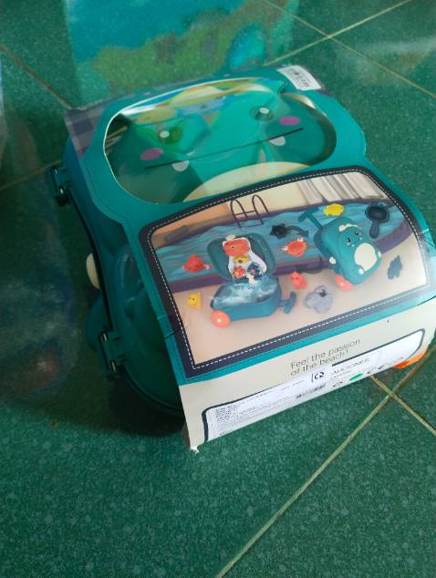 Chất liệu an toàn, không gây kích ứng. Chống tràn tốt, thấm hút tốt!! Có điều gửi quà vali về bị mất 1 cái bánh xe!