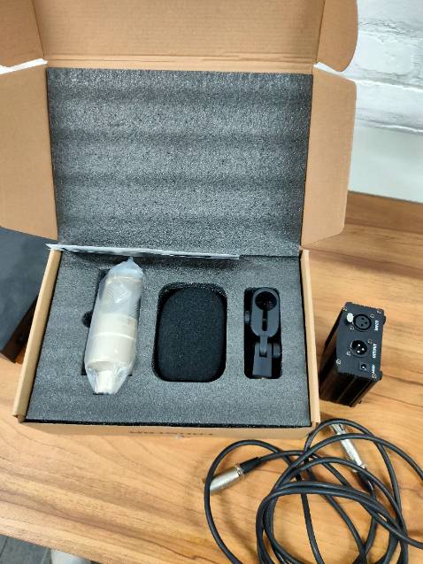 chịu thua mấy ông bà mua hàng thì không chịu đọc kỹ nội dung mô tả của shop, xong rồi về chê không phải lối. sản phẩm của hãng người ta sản xuất bộ sp đầy đủ chỉ có MIC + BÔNG LỌC + GIÁ KẸP MIC chứ làm gì có thêm dây hay đế đâu. Muốn có thì các ông phải mua thêm chứ. Cá nhân tôi thì đánh giá hàng chuẩn 5 sao, chính hãng, dùng kết hợp với sao cạc SCM1 của hãng, hát hay bao phê