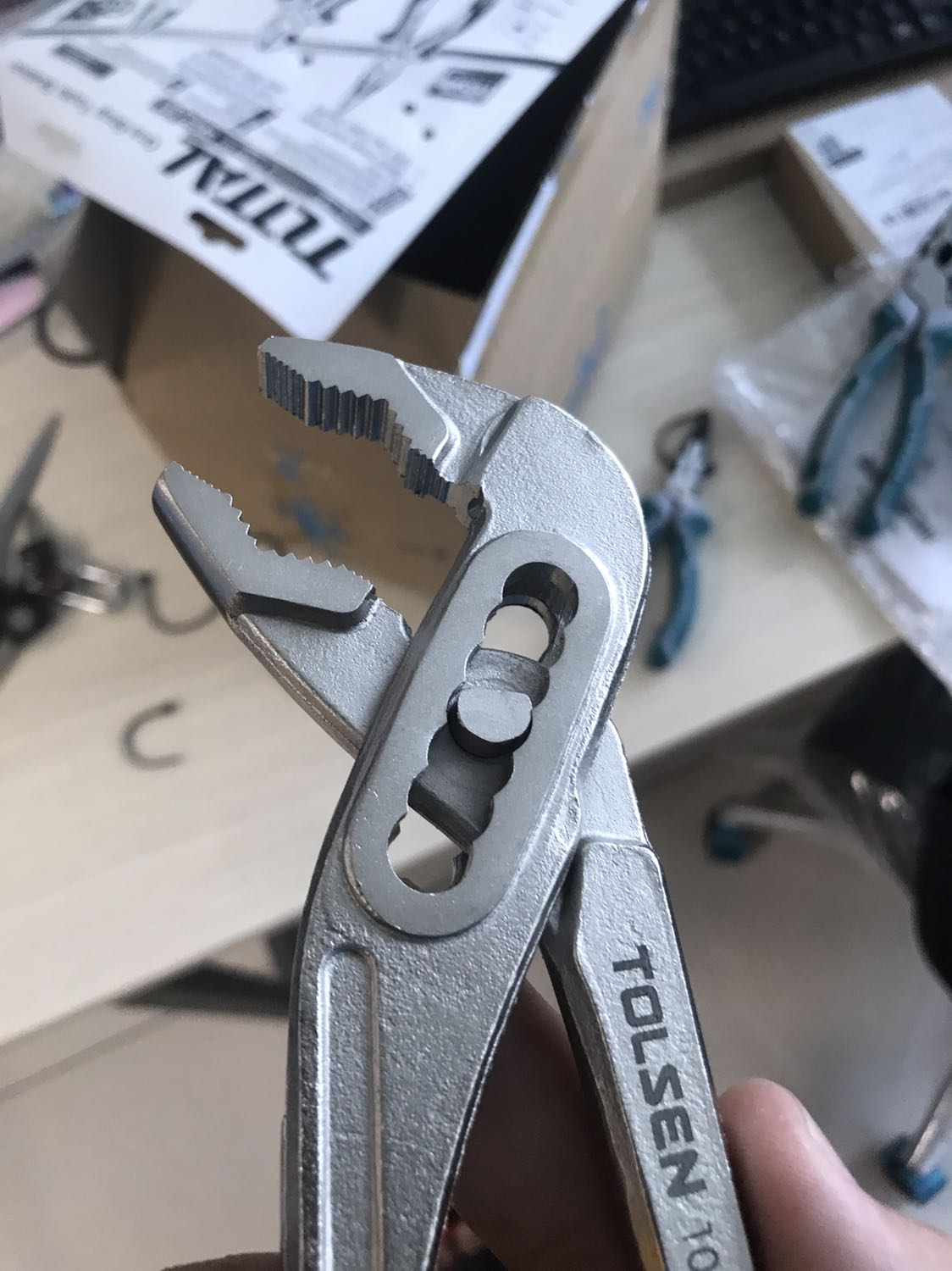 Độ chi tiết không cao nhưng dùng được. Tay cầm nhựa rất chắc chắn và êm tay.