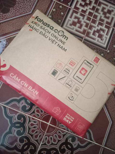 Đóng gói cẩn thận, giao hàng nhanh chóng, về nội dung chưa đọc nên chưa đánh giá được, mình có chụp mục lục để mn mua sau xem tham khảo, mình cũng có xem trên Youtube thấy mn khen cách kể của cuốn này hay. Cảm ơn Fahasa về sản phẩm này.