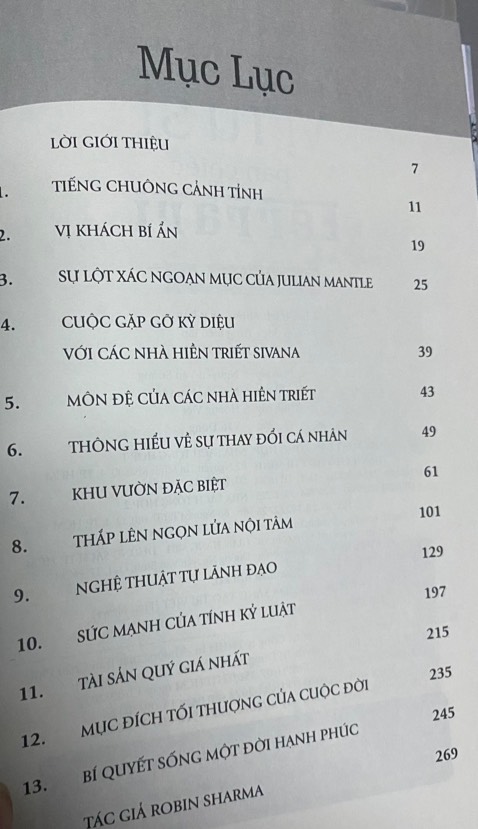 Không quá đặc sắc, thấy lượt mua hơn 5000k nên cũng tò mò, nội dung tương tự như các quyển self-help khác, không mới mẻ lắm. Nói chung chỉ quanh quẩn về cách chăm sóc khu vườn tâm trí, loại bỏ sng tiêu cực; cắt giảm ham muốn; giành nhiều thời gian cho bản thân (tinh thần thể chất tâm hồn); tác giả có lướt qua việc thức sớm, ăn chay...(để cải thiện tinh thần và sức khoẻ trong ngoài).
Motip dựa trên cuộc đối thoại giữa hai người bạn cũ để triển khai những ý tưởng mà tác giả muốn đề cập và trình bày thôi. Bản thân mình không thích đọc sách self-help lắm. 
Cách tác giả mở bài quyển sách khá ấn tượng. Nhưng khi biết đó là nv ko có thật thì hơi hụt hẫng.
Nếu mục đích của bạn là cần một quyển sách không quá dày để có thể thỉnh thoảng remind of taking care of yourself thì quyển này đọc được. Còn bạn nào MỚI với sách self-help thì yeah sure, quyển này nên đọc.
Chấm điểm sách 6.5/10.