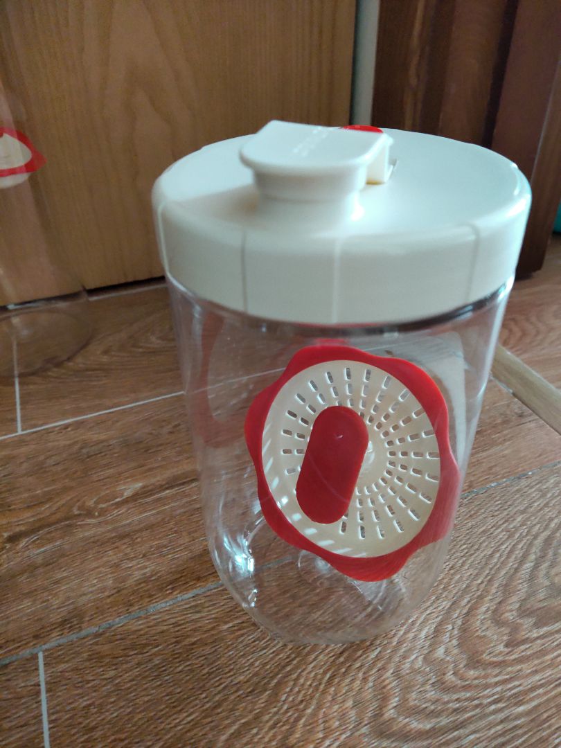 Hộp chắc chắn, đẹp, thiết kế y như hình. kích thước thì tương đối phù hợp với gđ. như nhà mình 2 người thì cái bình cao còn hơi to quá. Nói chung chất lượng ổn.