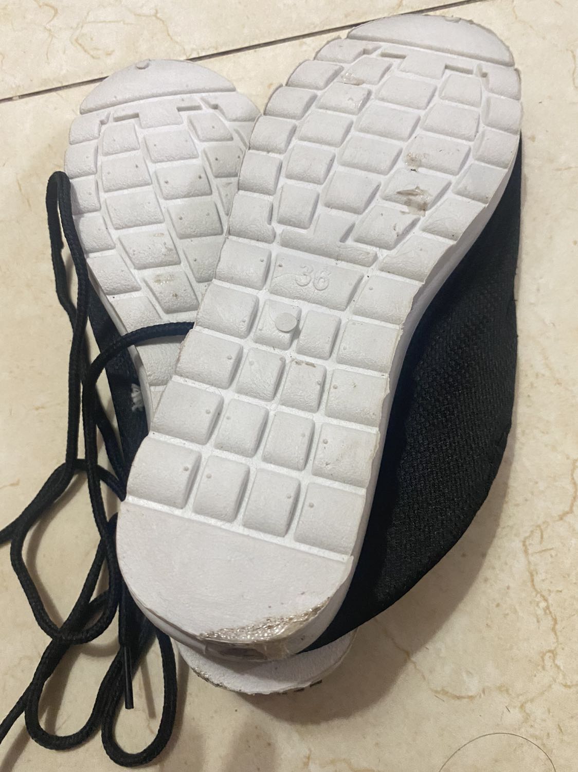 Mua ủng đi mưa mà shop giao cho giày fake như này là sao?