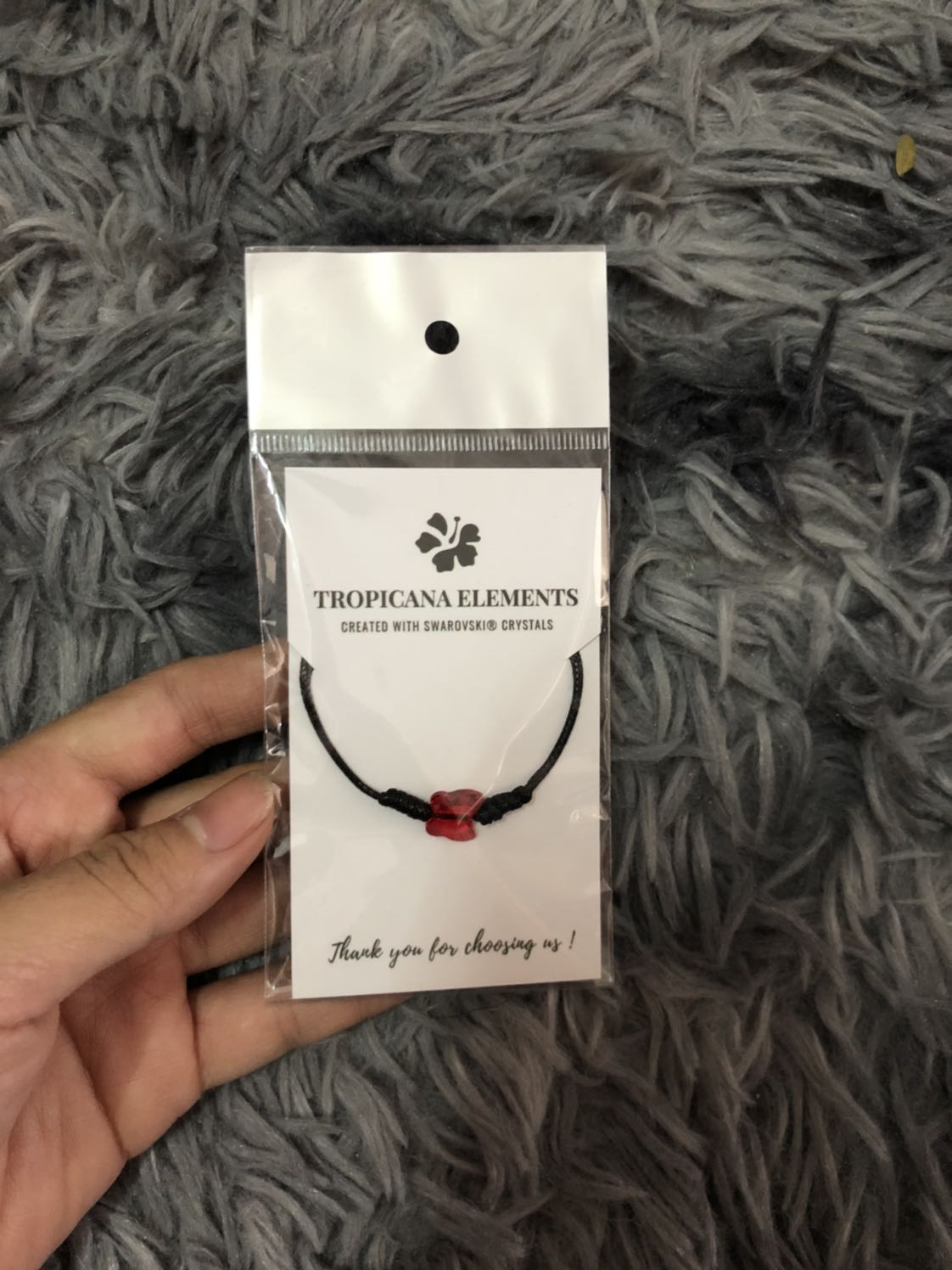 Giao hàng nhanh, nhận hàng mình khá bất ngờ vì shop đóng gói rất cẩn thận, mua 1 vòng lại được tặng thêm 1 vòng nhỏ, hình sao vòng nhận được y như vậy, mình khá ưng í nha ?