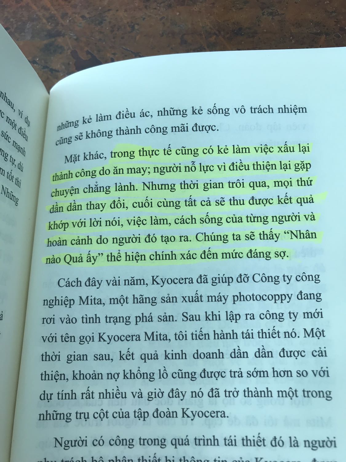 -Tiki giao hàng thì miễn chê rồi hé.

-Bàn về nội dung:

1. Sách là câu trả lời cho ai thắc mắc mình sinh ra trên cõi đời này để làm gì. Tại sao mình có mặt trên cõi đời này.

2. Cách đối nhân xử thế, chuẩn mực như thế nào là đúng.

3. Sách nói rất nhiều về triết lý đạo phật, vì tác giả quy y đạo phật.

4. Rất đáng đọc. Mỗi năm hoặc 2 năm nên lấy ra đọc lại 1 lần để hiểu kỹ hơn những ý mình bỏ sót.
