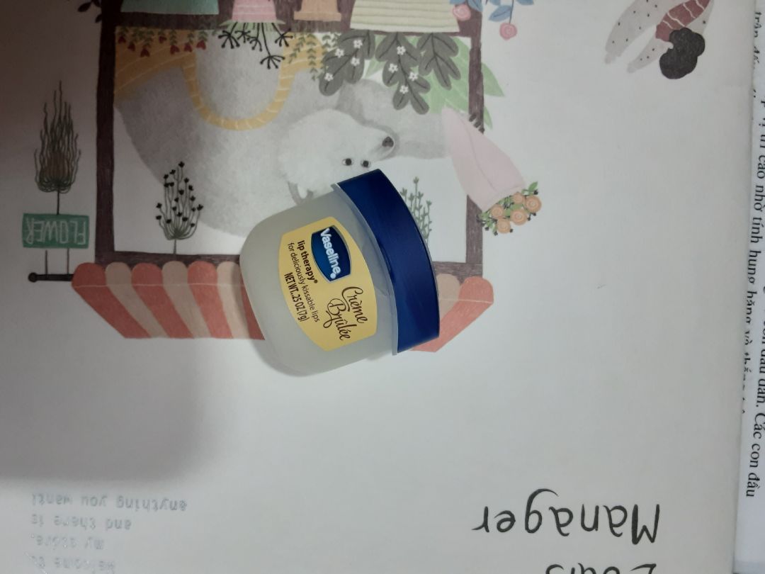 Hộp nhỏ nhắn, dễ cầm, tiện mang theo
Mình thấy độ giữ ẩm tạm được, không bằng vaseline original, nhưng nó hợp để dưỡng môi trước khi đánh son nếu bạn nào ko thik quá bóng hay cảm giác nặng môi
Mn thoa vaseline với lượng vừa đủ (ko quá nhiều) , sau đó đợi tầm 5 phút r thoa son màu lên thôi