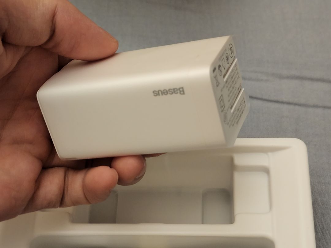 sản phẩm ghi màu đen nhưng giao hàng đến màu trắng?