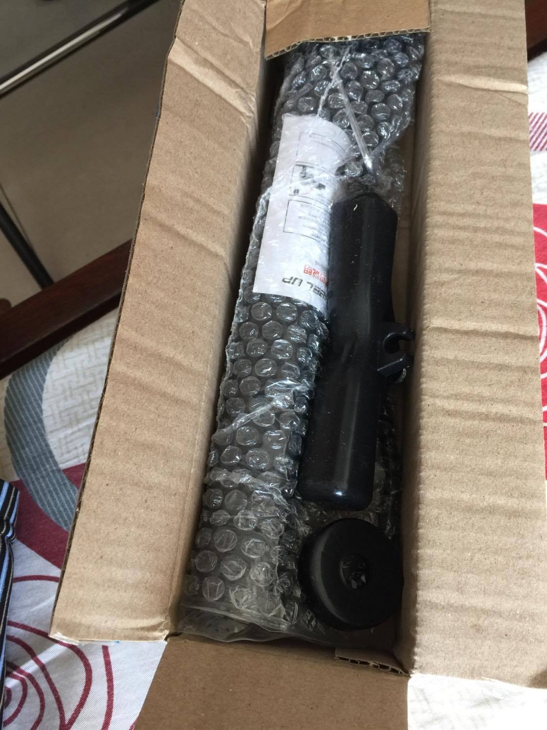 Hàng giao đúng hẹn, bao bì kỹ lưỡng, đúng như hình trên web. Bơm đẹp, nhỏ gọn, tiện cất hoặc mang đi. Có nhiều đầu vòi để phù hợp các loại van khi bơm...
Mới sử dụng nên chưa rõ tuổi thọ, độ bền chắc ra sao