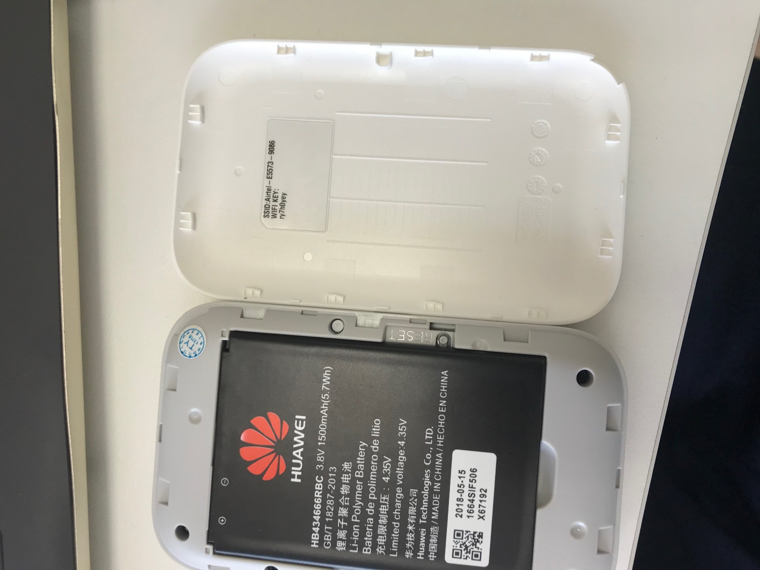 Sản phẩm nhận được không giống hình ảnh đăng tải
Mở nắp sau của bộ sản phẩm không có mã QR quét (không hiểu nguyên nhân)
Số IMEL và S/N của máy không trùng khớp với hộp (không hiểu nguyên nhân)