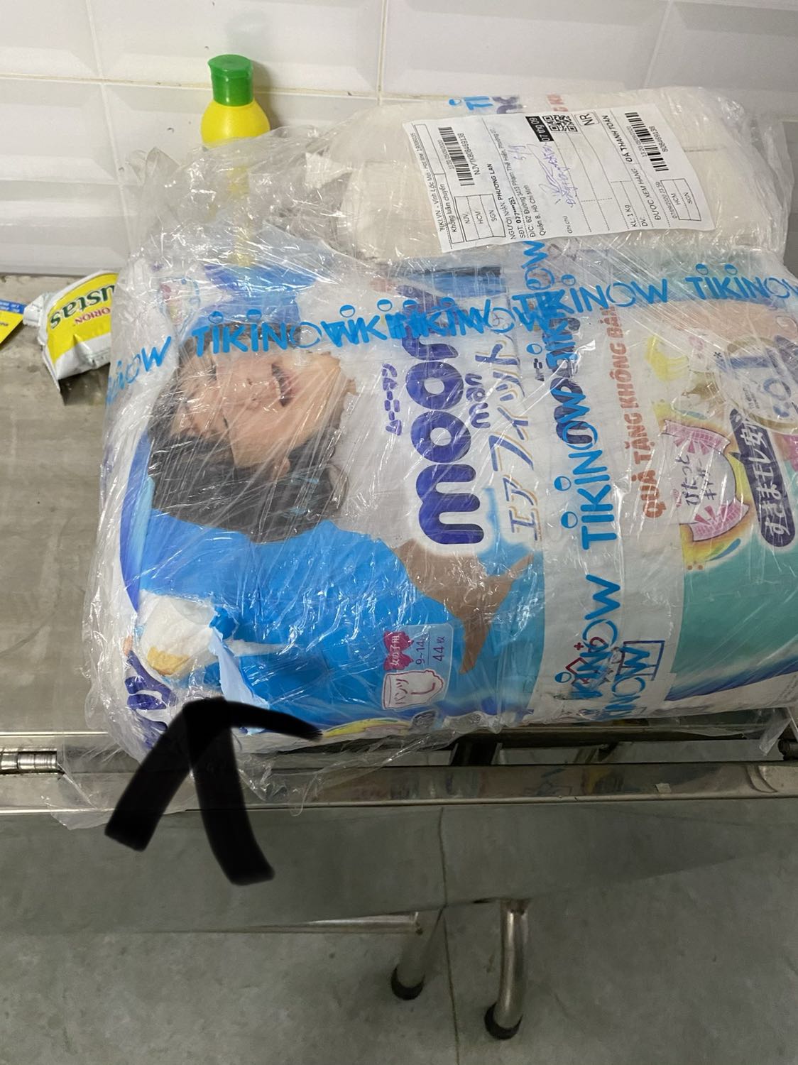 Giao hàng bị rách gọi điện đổi lại cũng bị rách ! Bó tay mốt k mua tã trên tiki nữa