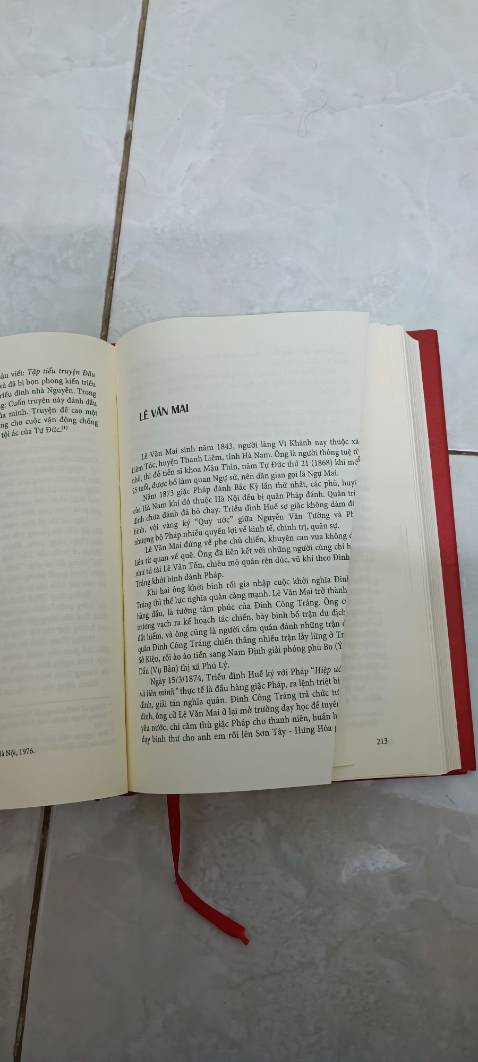 Tiki giao hàng siêu nhanh. Sách giao đến tay mình vẫn còn nguyên vẹn, không bị móp méo. Mình rất thích kiểu bìa của cuốn sách này, đơn giản mà đẹp. Giấy bên trong dày, bề mặt giấy láng mịn. Có 1 tờ giấy bên trong bị gấp lại nhìn hơi khó chịu, mình đã sửa lại nhưng nhìn vẫn còn nếp gấp. Nội dung sách thì mình chưa đọc. Nói chung là vẫn rất ổn.