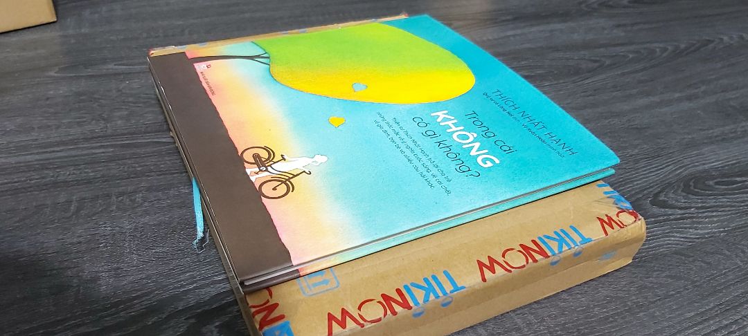 Thiền sư Thích Nhất Hạnh trả lời cho trẻ những thắc mắc về ý nghĩa cuộc sống, về cái chết,  về gia đình, bạn bè và nhiều câu hỏi khác.
Sách được thiết kế đẹp, nhiều hình minh họa sắc màu thu hút các bạn nhỏ. Lối viết đơn giản dễ hiểu. 
Dịch vụ Tiki  nhanh và thuận tiện. Sách được đóng hộp cẩn thận.