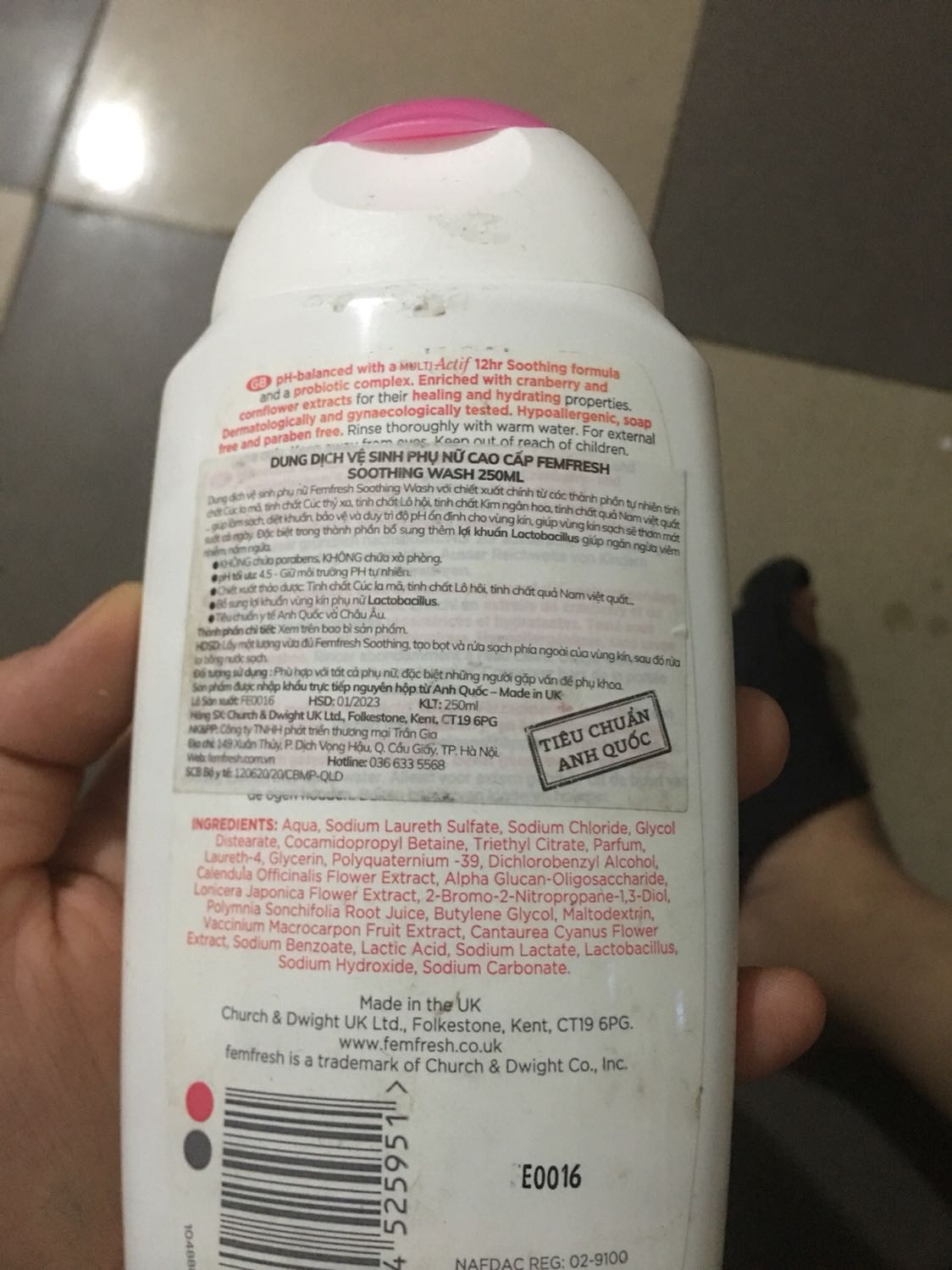 mặt sau có vết bóc tem không biết sao nữa